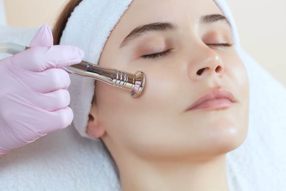 The,Cosmetologist,Makes,The,Procedure,Microdermabrasion,Of,The,Facial,Skin